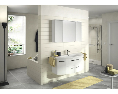 Salle de bain lumineuse avec meuble-lavabo, armoire de toilette, baignoire et douche.