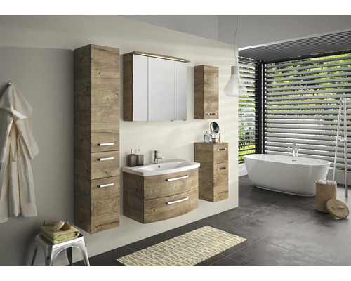 Badezimmer mit Waschtisch, Spiegelschrank und Hochschrank in Holzoptik sowie Badewanne und Handtuchhalter.