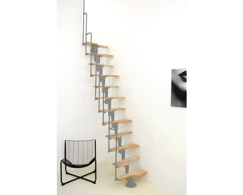 Vue d''une pièce avec un escalier gain de place en bois et en métal ainsi qu''une chaise