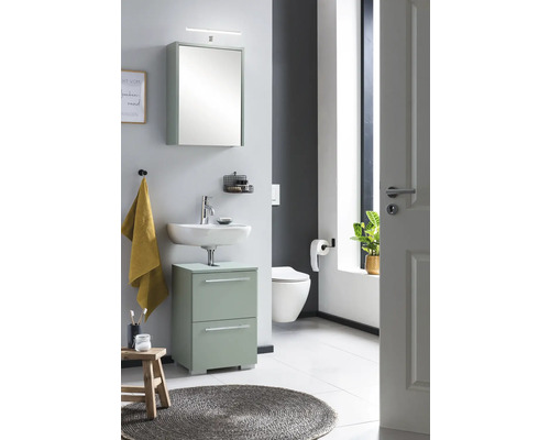 Helles Badezimmer mit Waschtisch, Spiegelschrank, Toilette und Tür