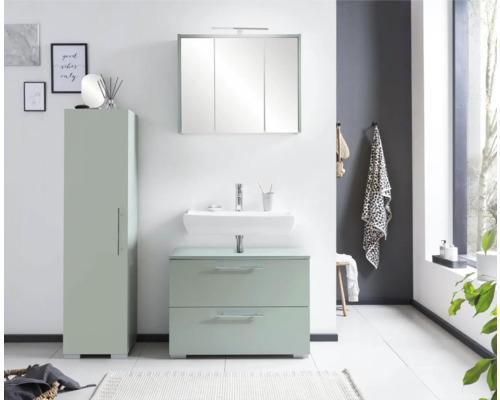 Badezimmer mit Waschtischunterschrank, Spiegelschrank und Hochschrank in hellem Design