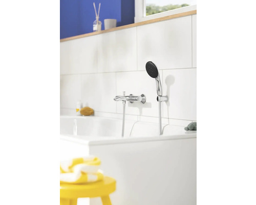 Badezimmer mit Badewanne, Armatur und Handbrause