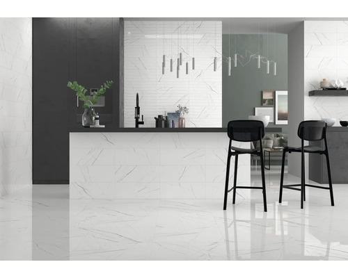 Cuisine lumineuse avec carrelage en marbre au sol et au mur