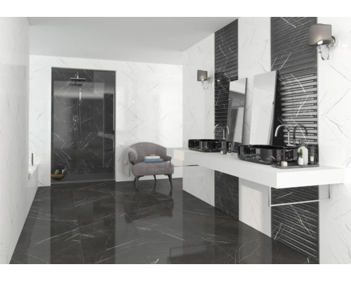 Modernes Badezimmer mit Dusche, zwei Waschbecken und Fliesen in Marmoroptik