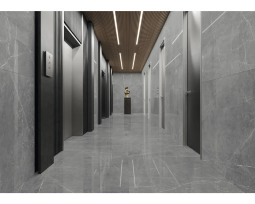 Innenraum mit Aufzügen, Türen und Marmorboden