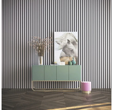 Salon moderne avec papier peint à rayures, buffet et tableau de chevaux