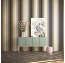Wohnzimmer mit Wandpaneelen, Sideboard und Dekorationsgegenständen
