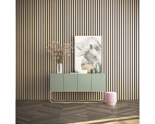 Wohnzimmer mit Wandpaneelen, Sideboard und Dekorationsgegenständen