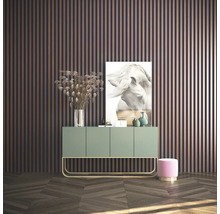 Intérieur avec commode, décoration, tabouret et revêtement mural
