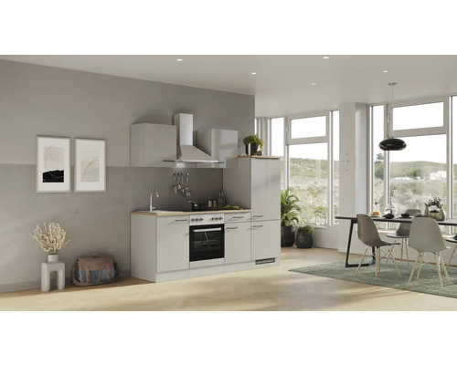 Helle Küche mit Ober- und Unterschränken, Dunstabzugshaube und Elektrogeräten in einem modernen Wohnraum.