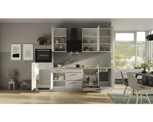 Helle Küche mit Einbauschränken, Spülmaschine, Kühlschrank und Dunstabzugshaube.