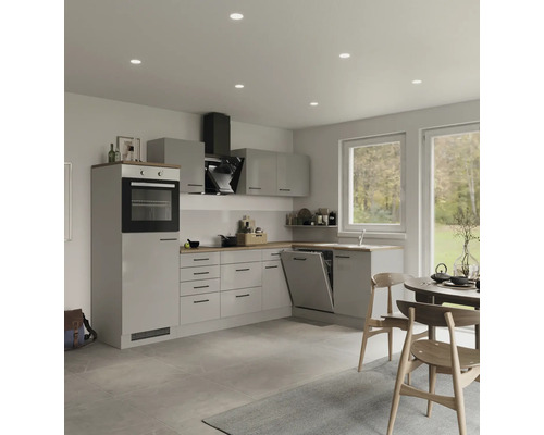 Helle Küche mit Einbaugeräten, Spüle und Essbereich