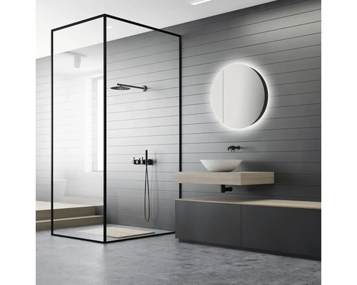 Salle de bains moderne avec cabine de douche, lavabo et miroir