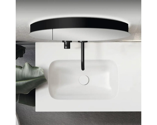 Photo d''un lavabo avec robinet sur un plan de toilette