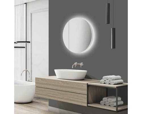 Salle de bains moderne avec miroir rond, vasque à poser et meuble sous-vasque en bois