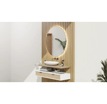 Salle de bain moderne avec miroir ovale, lavabo et panneaux de bois pour une atmosphère lumineuse et organisée.