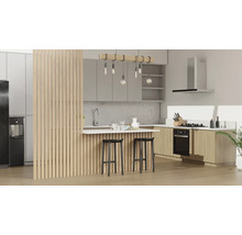 Cuisine lumineuse avec îlot, tabourets de bar et appareils modernes.