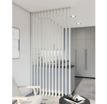 Espace de vie moderne avec séparateur de pièce à lamelles en bois