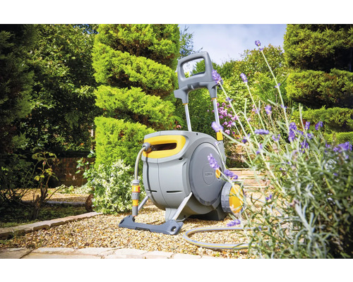 Dévidoir de tuyau d''arrosage dans le jardin