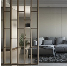 Salon avec séparateur de pièce en bois et canapé gris