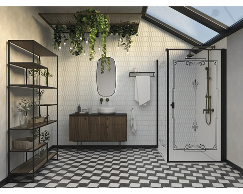 Salle de bains avec douche, lavabo, miroir, étagère et sol à carreaux noirs et blancs.