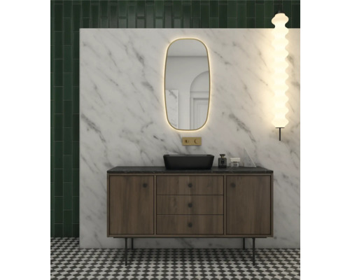 Aménagement de salle de bains avec meuble sous-lavabo, miroir, lavabo et éclairage