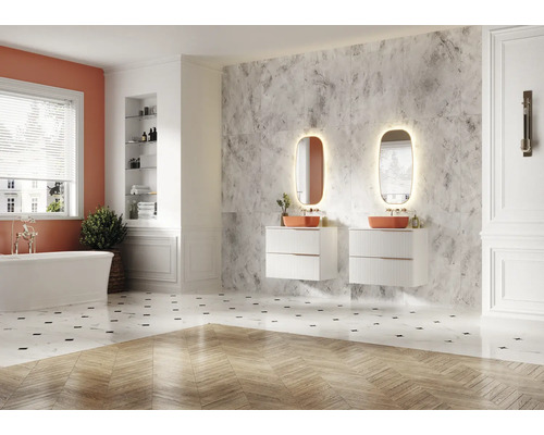 Salle de bains lumineuse avec baignoire, meubles sous-lavabo et miroirs lumineux