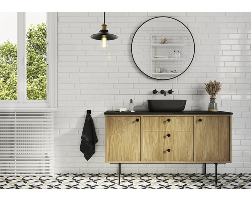 Salle de bain lumineuse avec meuble-lavabo, miroir et éléments décoratifs pour une ambiance conviviale.
