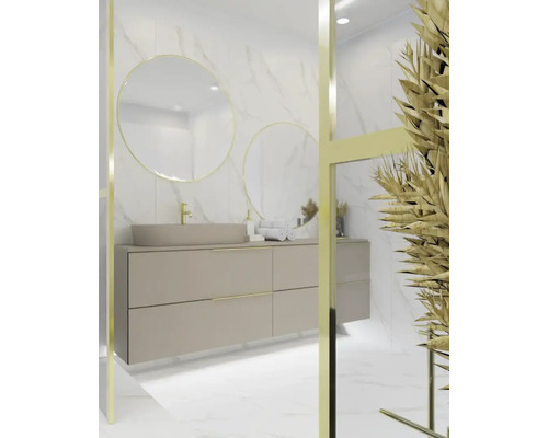 Salle de bain lumineuse avec meuble-lavabo, miroirs ronds et arrangement décoratif de fleurs séchées.