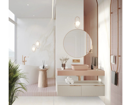 Salle de bains lumineuse avec baignoire, lavabo, miroir et porte-serviettes