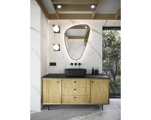 Salle de bains moderne avec meuble sous-vasque en bois, lavabo à poser noir et miroir asymétrique