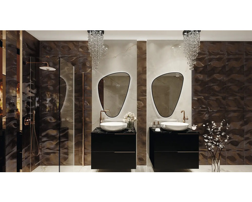 Salle de bains lumineuse avec douche, meubles sous-lavabos, miroirs de forme originale et lustres scintillants