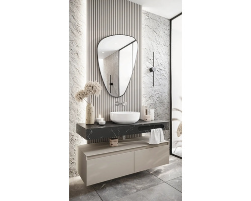 Salle de bain moderne avec miroir, lavabo et meuble sous-vasque