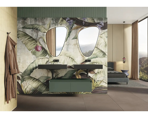 Salle de bain moderne avec double vasque, miroirs et papier peint floral.
