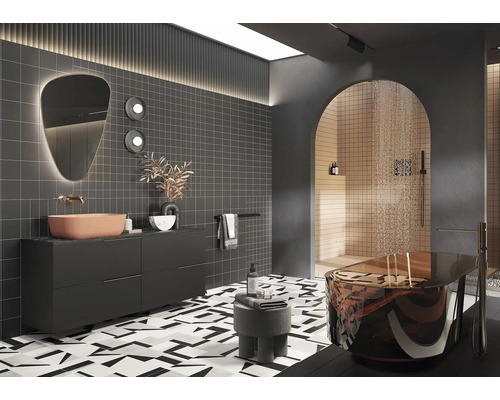 Salle de bain moderne avec meuble-lavabo, miroir, carrelage et baignoire îlot