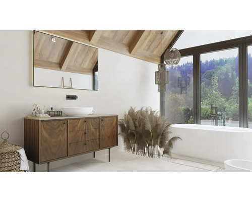 Badezimmer mit Waschtischunterschrank, Spiegel und Badewanne vor Fenster