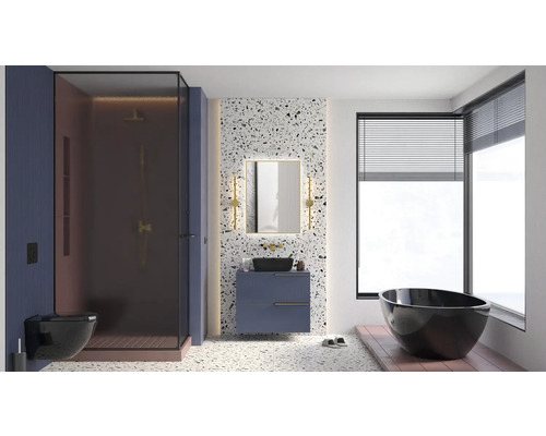 Salle de bains avec douche, toilettes, lavabo, miroir et baignoire