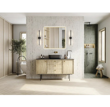 Salle de bains avec meuble-lavabo, miroir, éclairage et douche.