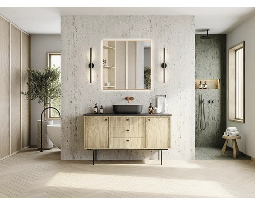 Salle de bains avec lavabo, miroir, douche et baignoire dans un design clair