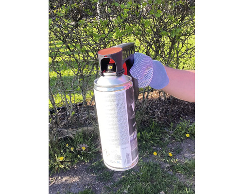 Sprühdose mit Sprühpistole in der Hand