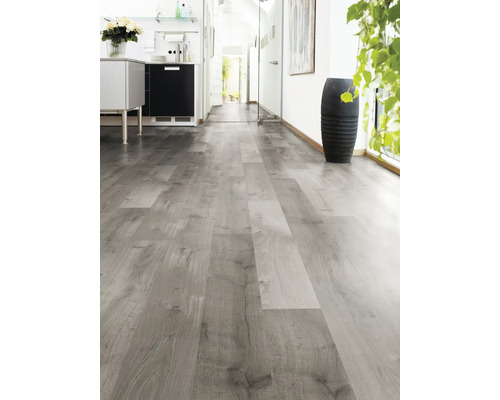 Heller Flur mit Laminatboden in Holzoptik