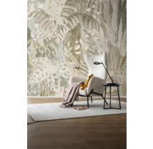 Wohnzimmer mit gemusterter Tapete, Sessel und Teppich