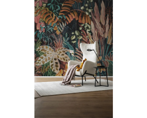 Salon avec papier peint jungle, fauteuil, lampe et tapis pour un intérieur élégant