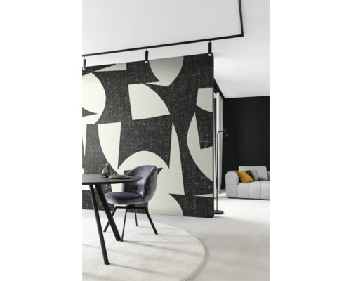 Salon moderne avec table à manger, chaise, canapé et paroi coulissante à motif abstrait
