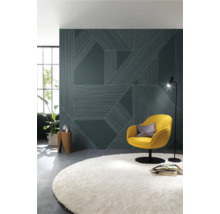 Modernes Wohnzimmer mit gemusterter Tapete, Sessel, Stehlampe und Teppich