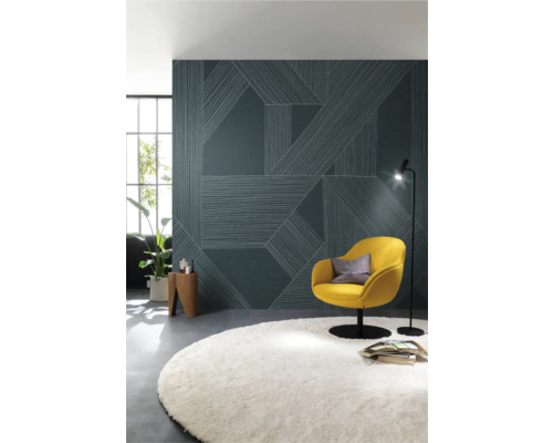 Modernes Wohnzimmer mit gemusterter Tapete, Sessel, Stehlampe und Teppich