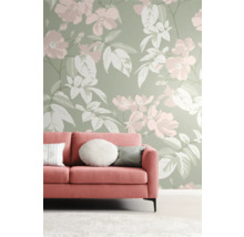 Salon avec papier peint à fleurs et canapé rouge