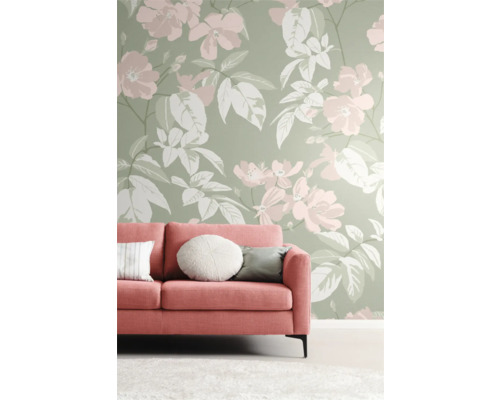 Wohnzimmer mit blumiger Tapete und rotem Sofa