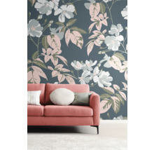 Wohnzimmer mit floraler Tapete und korallfarbenem Sofa