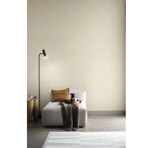 Pièce lumineuse avec fauteuil, lampadaire et tapis